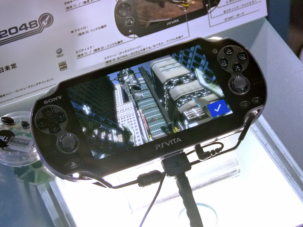 PS Vita」実機フォトレビュー、ディスプレイの美しさが際立つモデルに