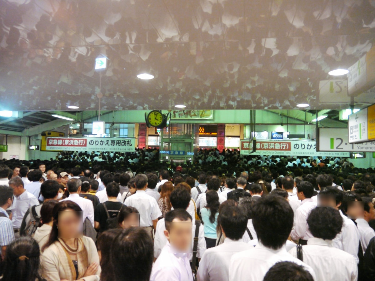 台風15号で首都圏の鉄道網に大打撃、品川駅では構内に人が ...