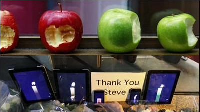 スティーブ ジョブズを追悼する世界の人々 Appleストア前にリンゴや花束が手向けられる Gigazine