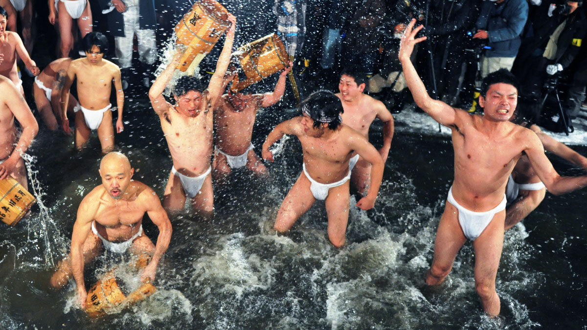 裸の男たちが凍った川で水を浴び炎の上で叫ぶ 蘇民祭 現地取材 極寒編 Gigazine