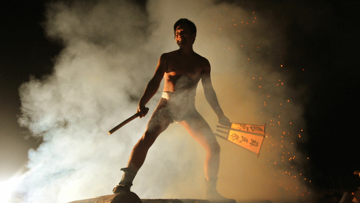 裸の男たちが凍った川で水を浴び炎の上で叫ぶ 蘇民祭 現地取材 灼熱編 Gigazine