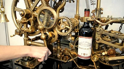 ソムリエのように無数の歯車で動くワインオープン 注ぎマシン Gigazine