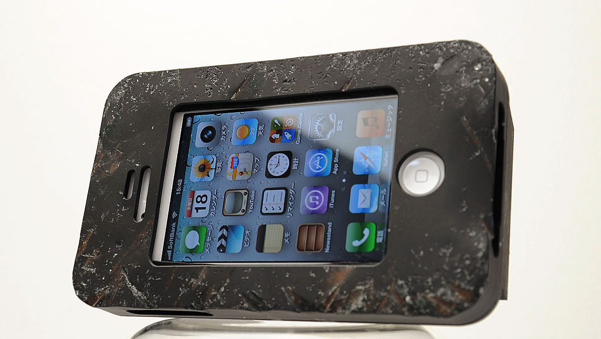 極厚のアルミ板でiPhoneを守る「1インチ装甲ケース」実物メッタ打ち