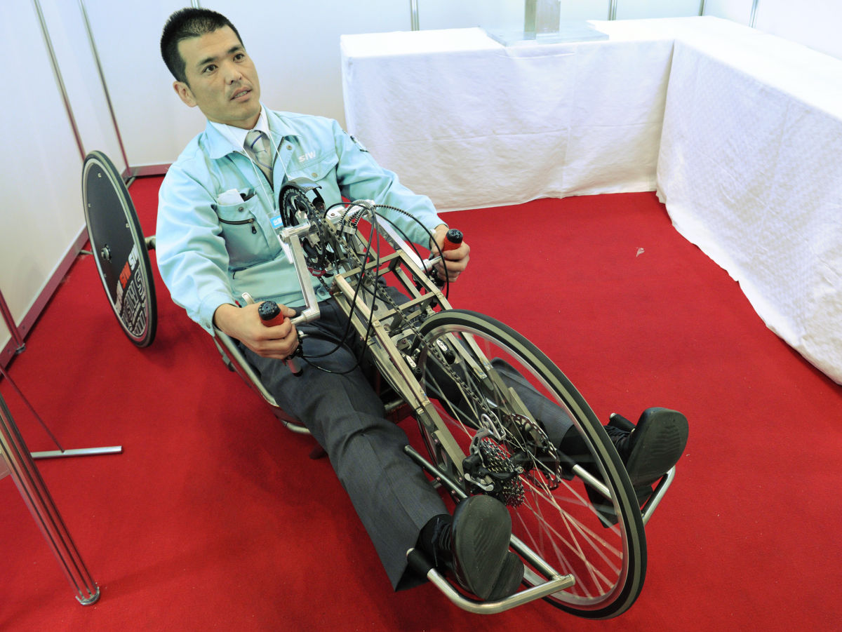 車椅子用電動ハンドバイク 前進後進可能梱包は緩衝材で包む形となり 