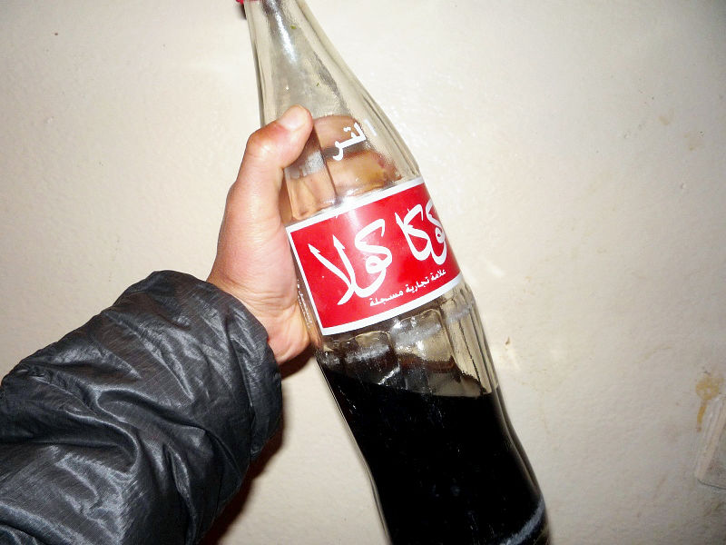 アフリカで欠かせない瓶のコカ コーラに戸惑うことのない取扱方法 Gigazine