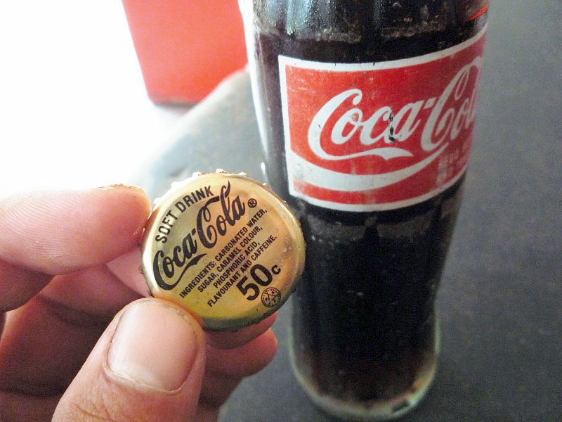 アフリカで欠かせない瓶のコカ・コーラに戸惑うことのない取扱方法 