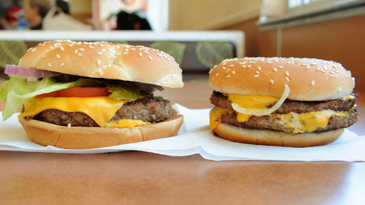 日米のマクドナルドで購入できる最も大きいバーガーのサイズを比較してみた Gigazine