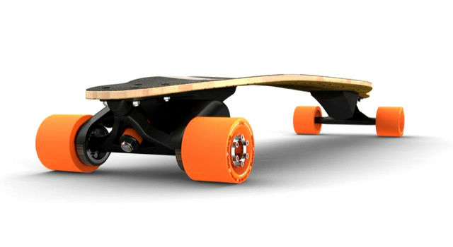 最高時速約30kmで約10キロの距離を移動できる電動スケートボード 