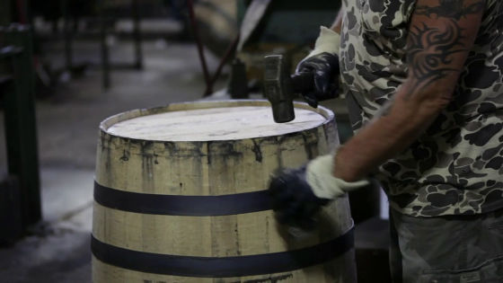 ウイスキーを入れるあの 樽 が作られていく工程がよくわかる The Birth Of A Barrel Gigazine