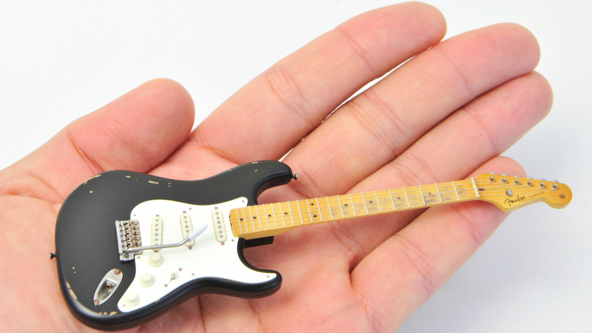 まるで本物のようなリアルさの1/8ギター「1957 STRATOCASTER Relic ...