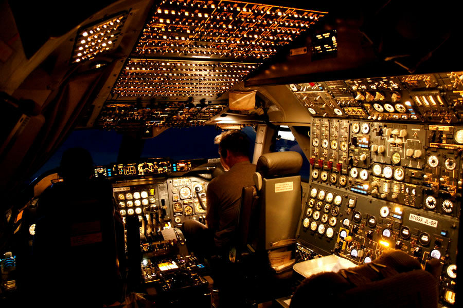 軍用機 旅客機 スペースシャトルなどのコックピットを捉えた美麗な写真集 Gigazine
