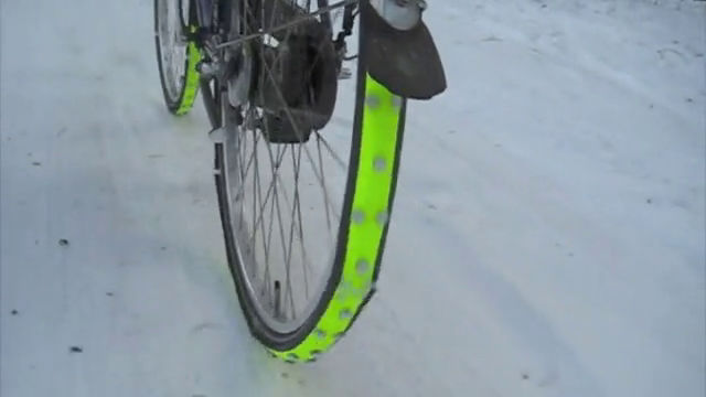 自転車が雪や氷の上で滑って転倒しないようにするスパイク付きゴム製カバー Bike Spikes Gigazine