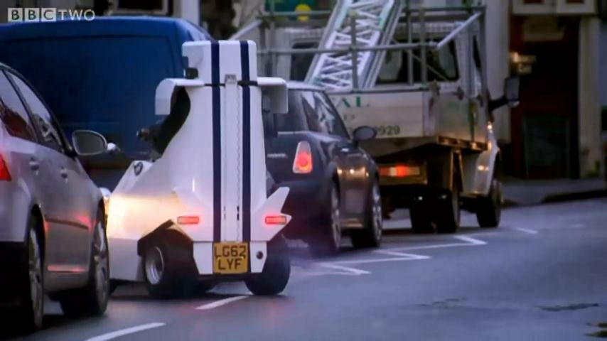1人乗りの世界最小自動車 P45 で大男が町や高速道路を走り回る Gigazine