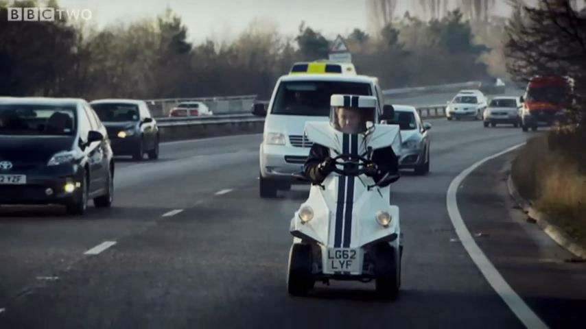 1人乗りの世界最小自動車 P45 で大男が町や高速道路を走り回る Gigazine