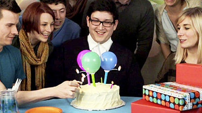 ケーキに立てた風船が爆発 キャンディーをまき散らしパーティーを盛り上げる Confetties Gigazine