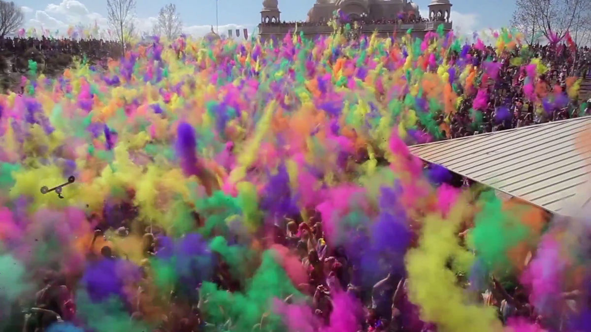 極彩色に包まれてカラフルになりまくって大騒ぎする祭 ホーリー の雰囲気が映像でよくわかる Festival Of Colors 13 Gigazine