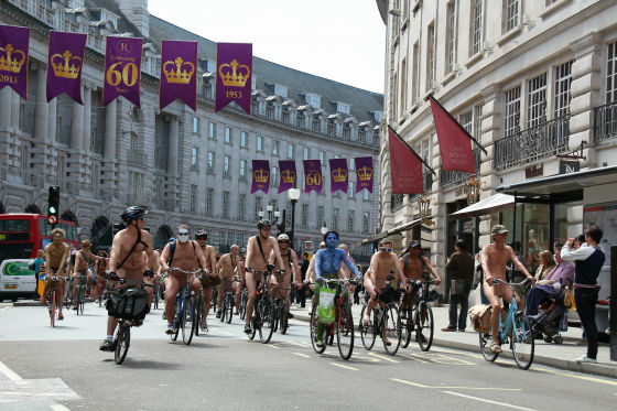 全裸で自転車に乗って集団で駆け抜ける人々 World Naked Bike Ride 13 写真集 Gigazine