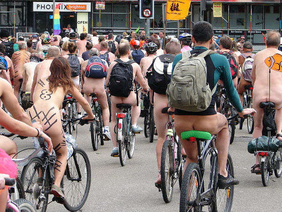 全裸で自転車に乗って集団で駆け抜ける人々 World Naked Bike Ride 13 写真集 Gigazine