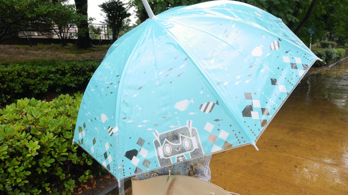 初音ミクをビニール傘にしたファミマ限定 ビニ傘 初音ミク を雨の中で使ってみました Gigazine