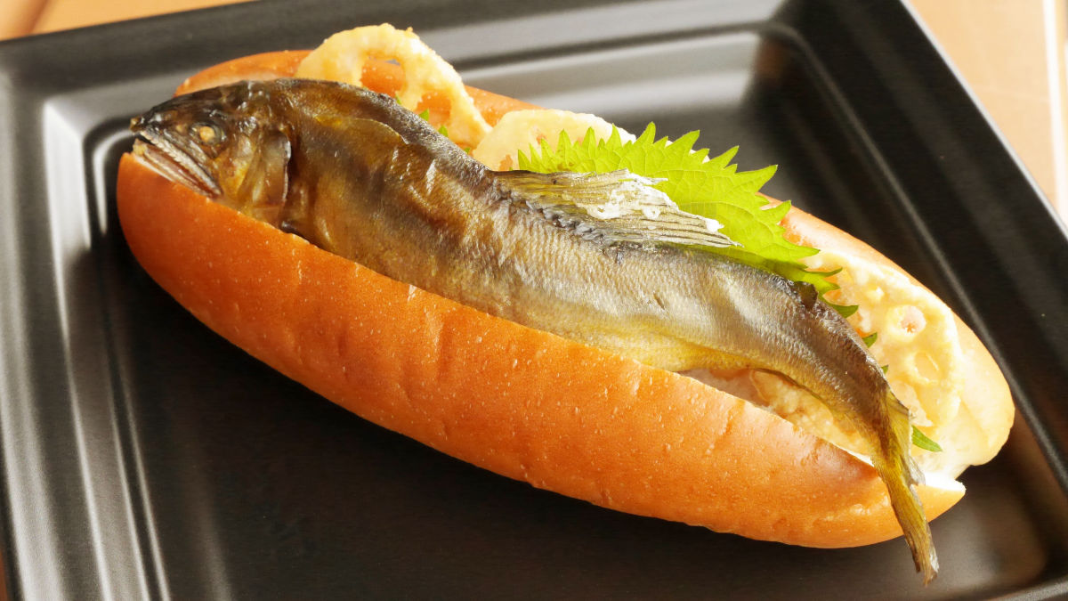 京都水族館の鮎の塩焼きを丸ごと挟んだホットドッグ アユの塩焼きドッグ は意外にしっくりはまる味 Gigazine