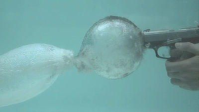 水中で銃を撃つと弾丸の軌跡が本当はどうなるかを超スローモーション撮影した Underwater Bullets At 27 000fps Gigazine