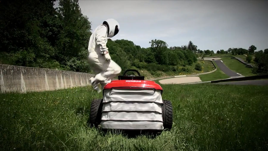 時速0kmで走行可能なスーパー芝刈り機がサーキットや芝生の上を爆走 Gigazine
