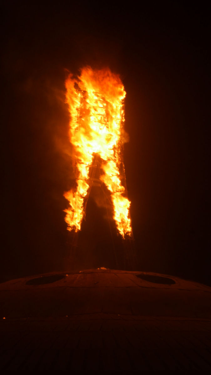 祭典の終演を告げるかのごとく盛大に燃やされるバーニングマンのシンボル ザ マン Gigazine