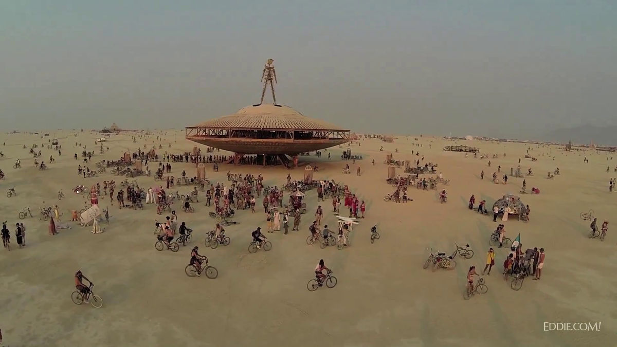 GoProとクアッドコプターで砂漠に出現した架空都市ブラック 