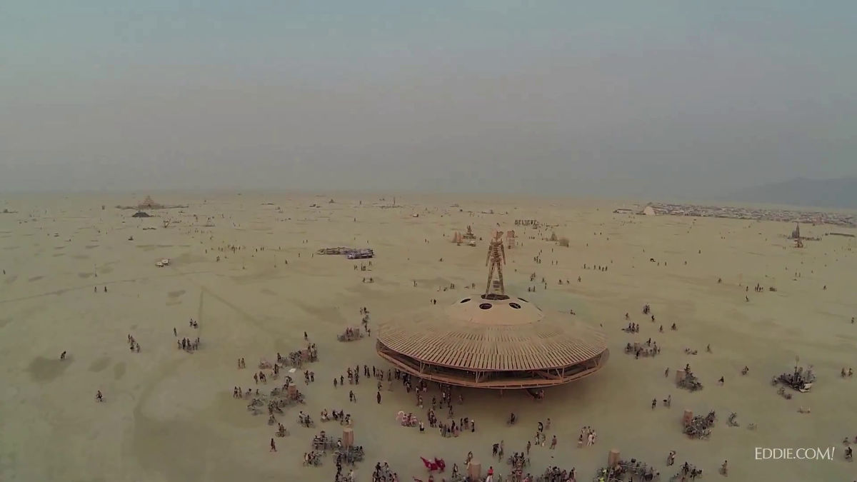 GoProとクアッドコプターで砂漠に出現した架空都市ブラック 