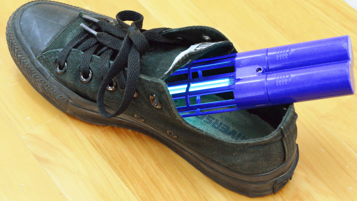 紫外線を照射して靴の臭いを取る シューズセーバー を使ってみました Gigazine