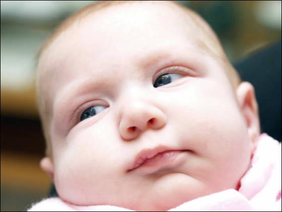 視線を合わせないという自閉症の特徴は赤ちゃんの時期から見られることが判明 Gigazine