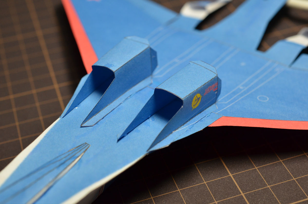 Youtubeを見て作る 折り紙戦闘機 と有料版のペーパークラフト戦闘機を作ってみました Gigazine