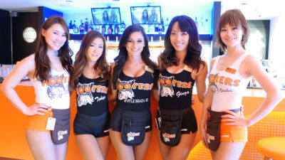 フーターズガールが歌って踊るレストラン Hooters Osaka に行ってきた Gigazine