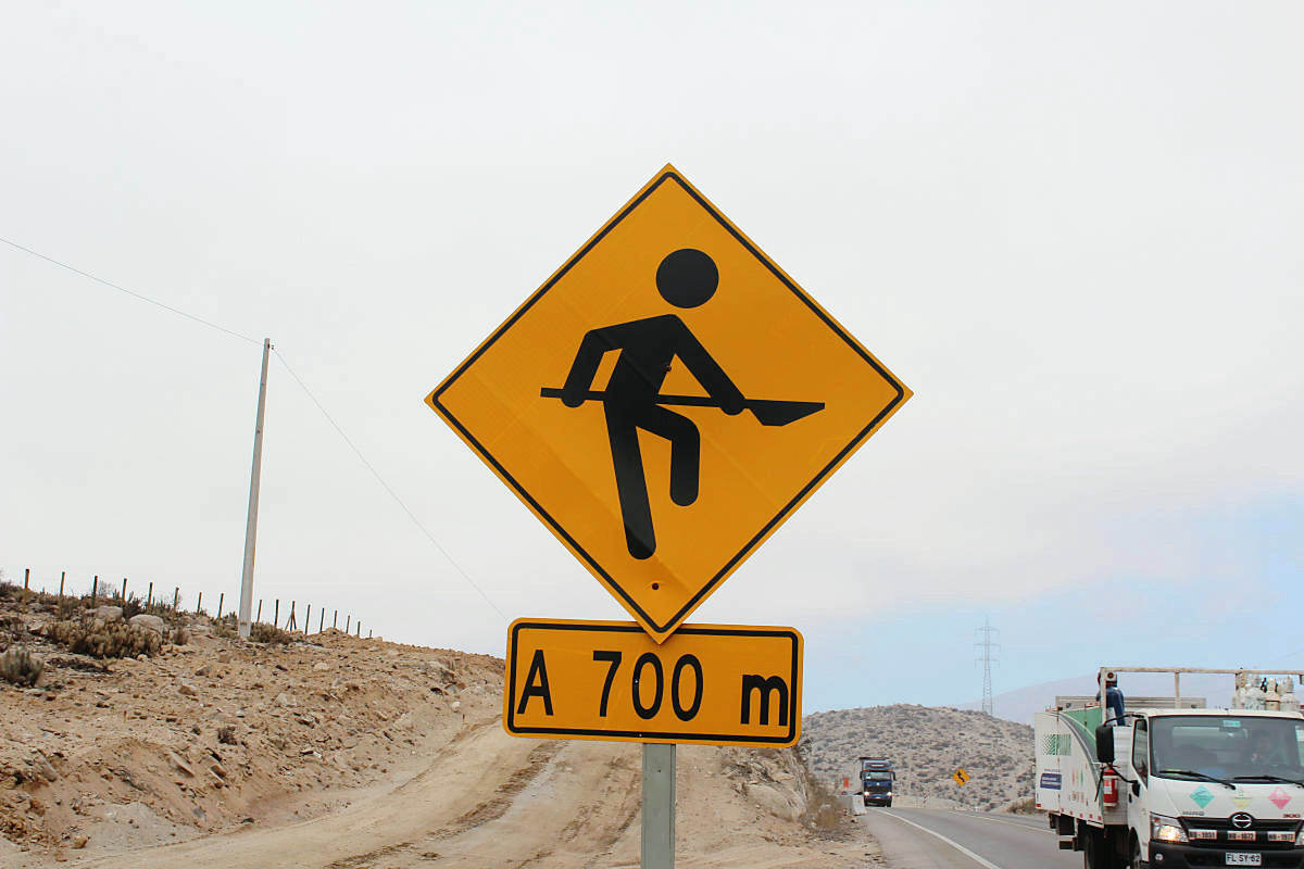 槍を持って威嚇しているようにしか見えないチリの道路工事の標識 Gigazine