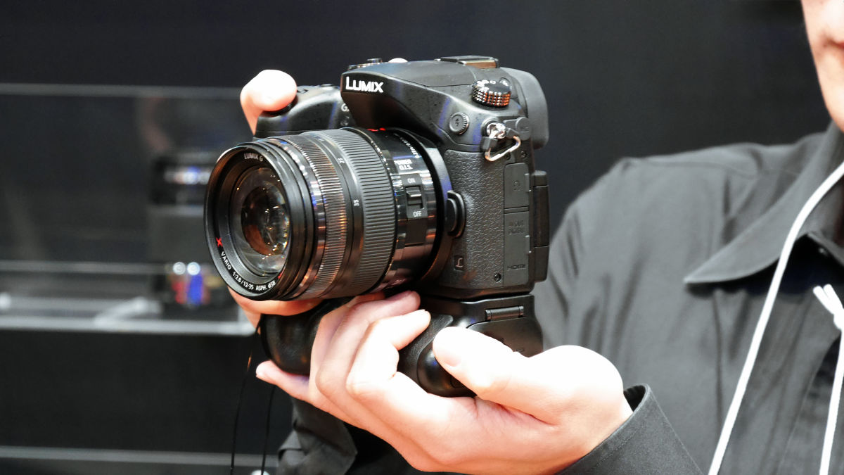 4Kムービーが撮影できる世界初のミラーレス一眼カメラ「LUMIX GH4 