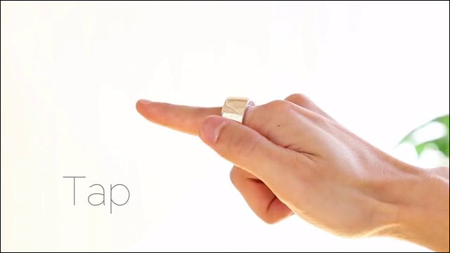 Появилось кольцо на экране. Кольца с помощью которых можно управлять людьми. Вебкам помогает пальчиками. Красивый мальчик да да кольцо на пальчик