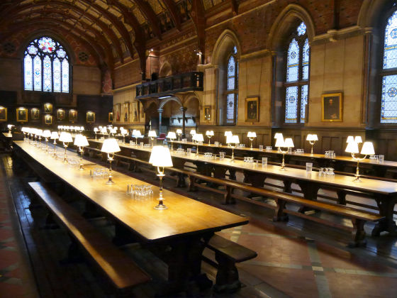 歴史あふれる食堂で朝食をとれるオックスフォード大学の学生寮に泊まっ
