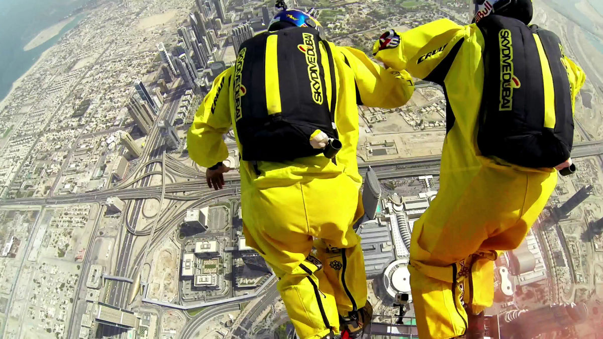 世界一の超高層ビル ブルジュ ハリファ からベースジャンプで世界記録を達成する4kムービー Gigazine