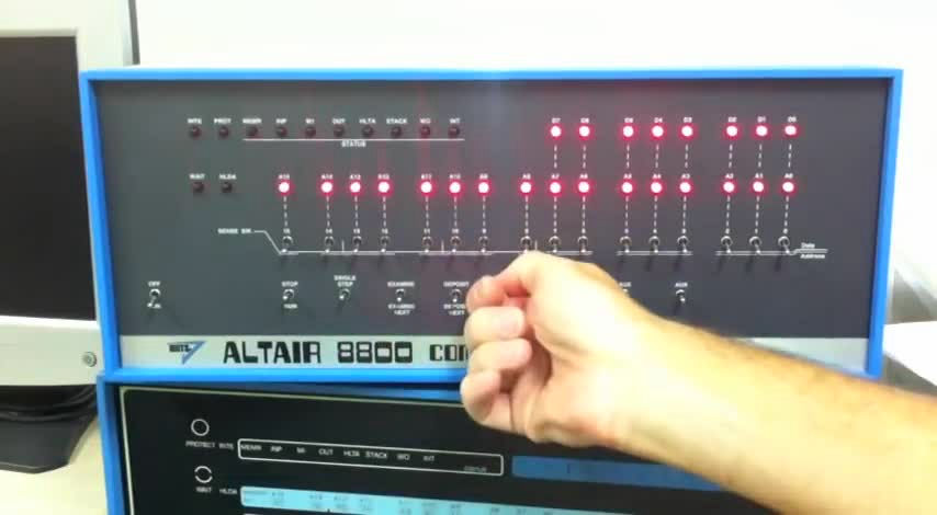 世界初の個人向けコンピュータ「Altair 8800」で4K BASICが動いている貴重なムービー - GIGAZINE