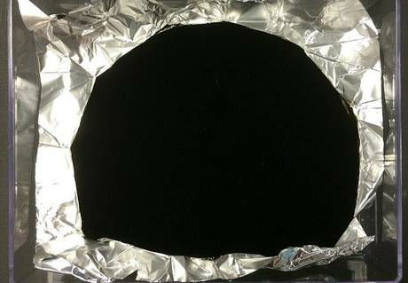 黒色を超越した「世界で最も黒い物質」が誕生、コーティングされたものの凹凸は目視では判別不能に - GIGAZINE