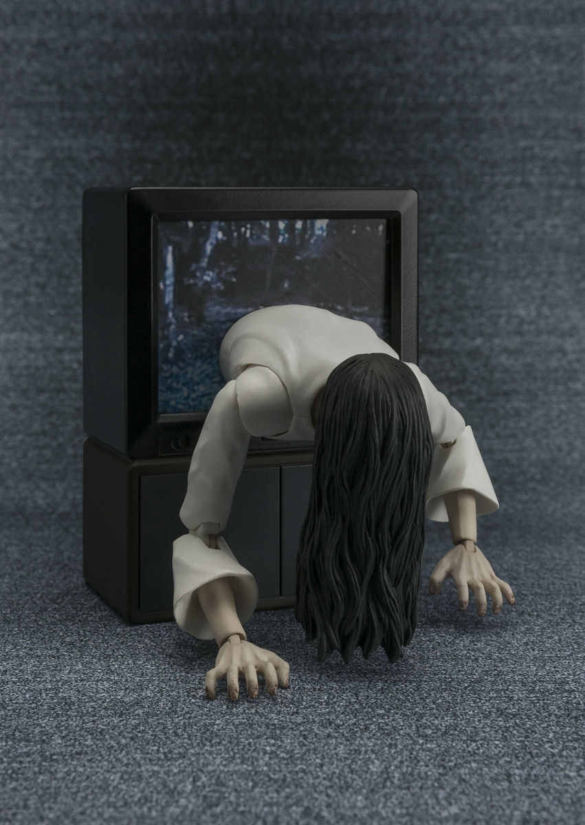 Девушка вылезает из телевизора. Садако Ямамура арт хоррор.