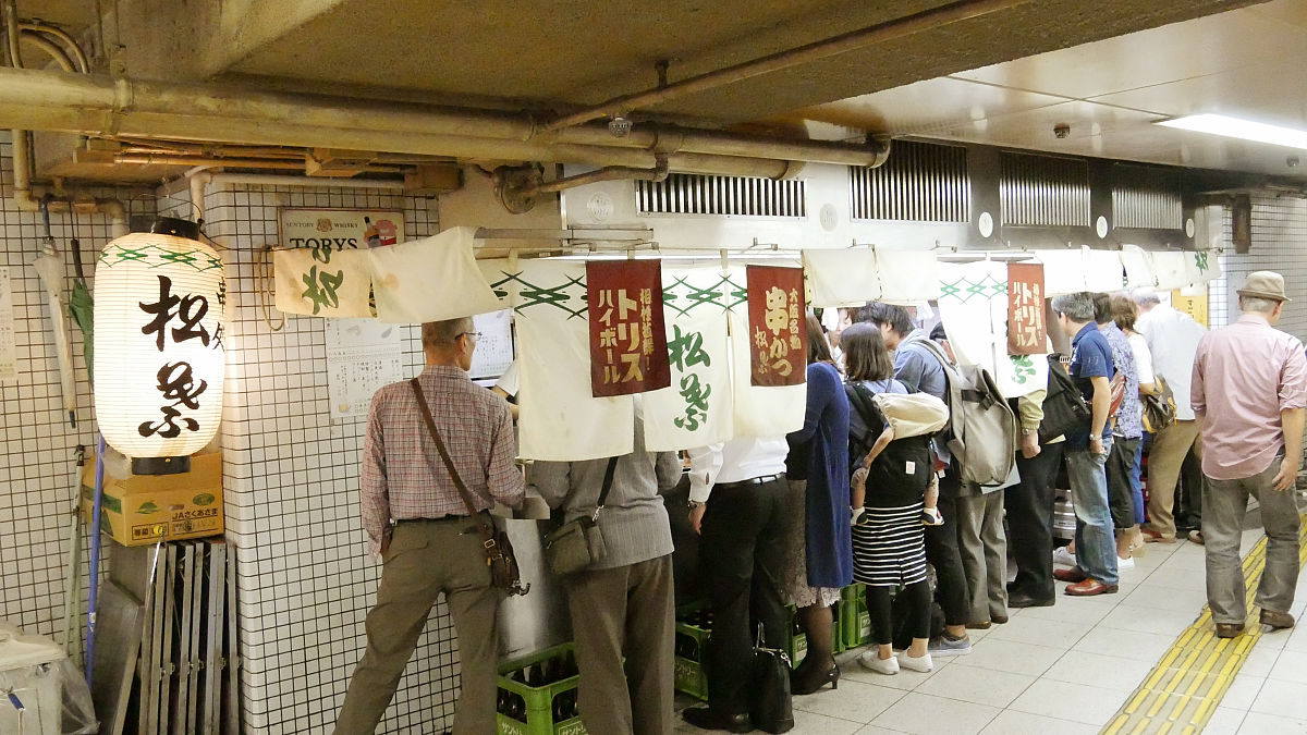 大阪駅そばの地下道の立ち飲み屋 松葉 が9月末閉店らしいので行ってきた Gigazine
