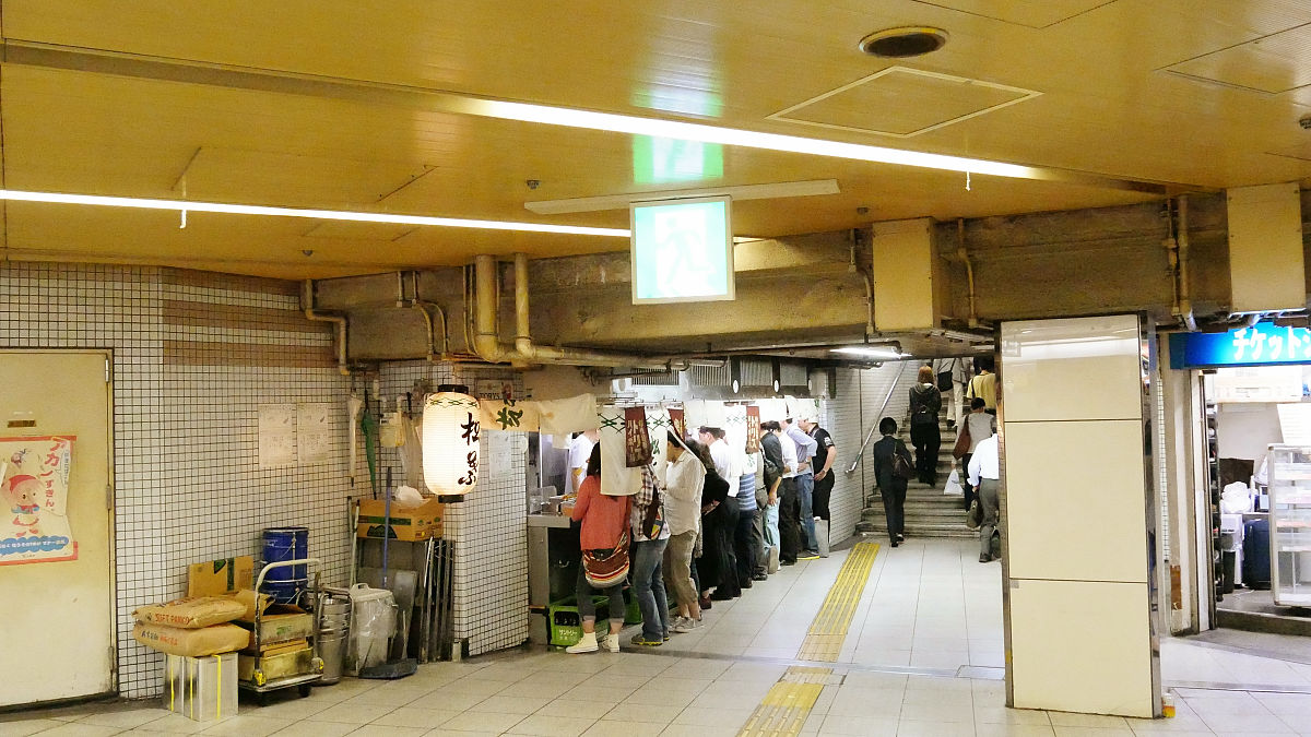大阪駅そばの地下道の立ち飲み屋 松葉 が9月末閉店らしいので行ってきた Gigazine