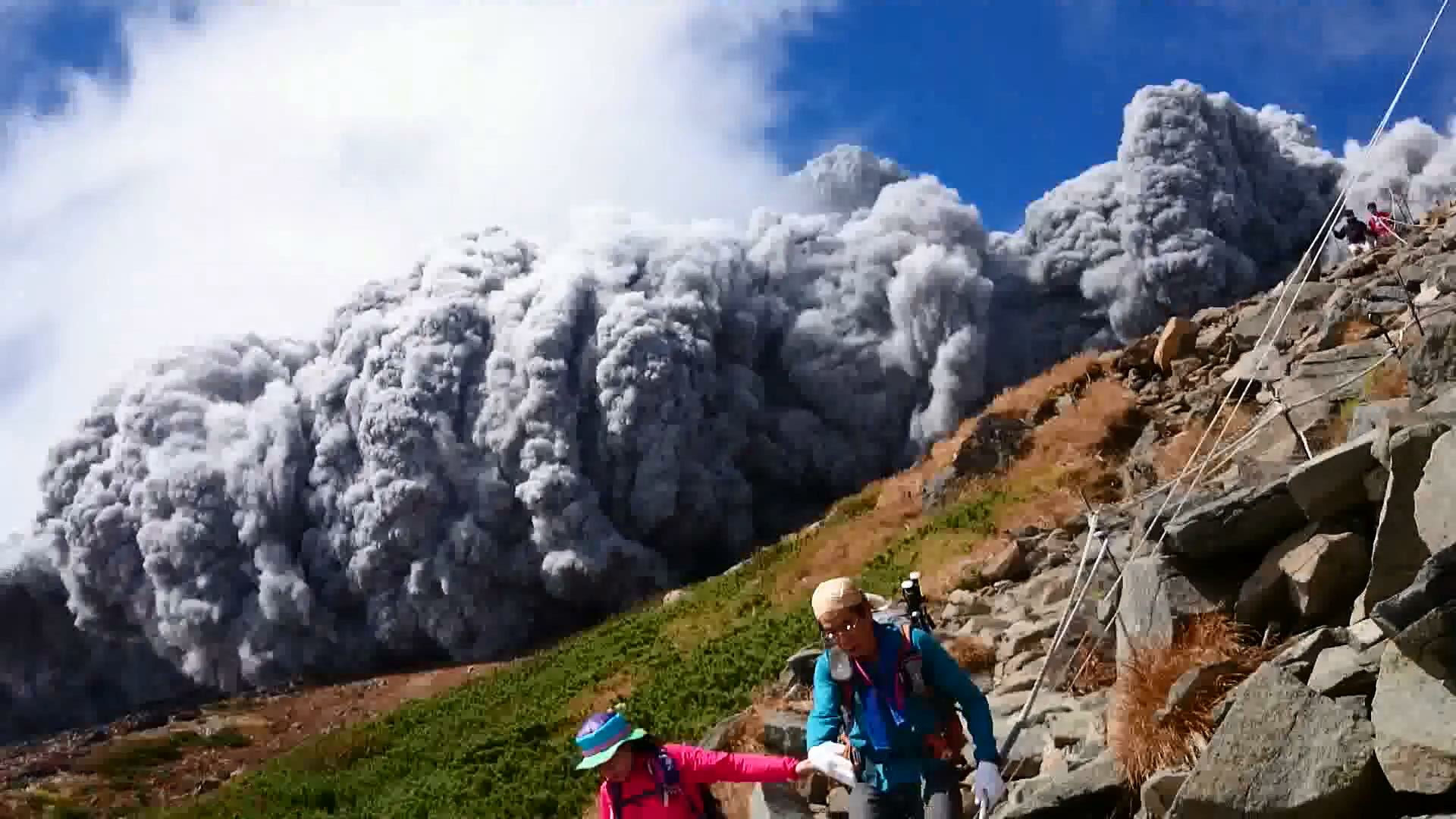 御嶽山が大噴火したまさにその直後の現地ムービーがyoutubeにアップされ公開中 Gigazine