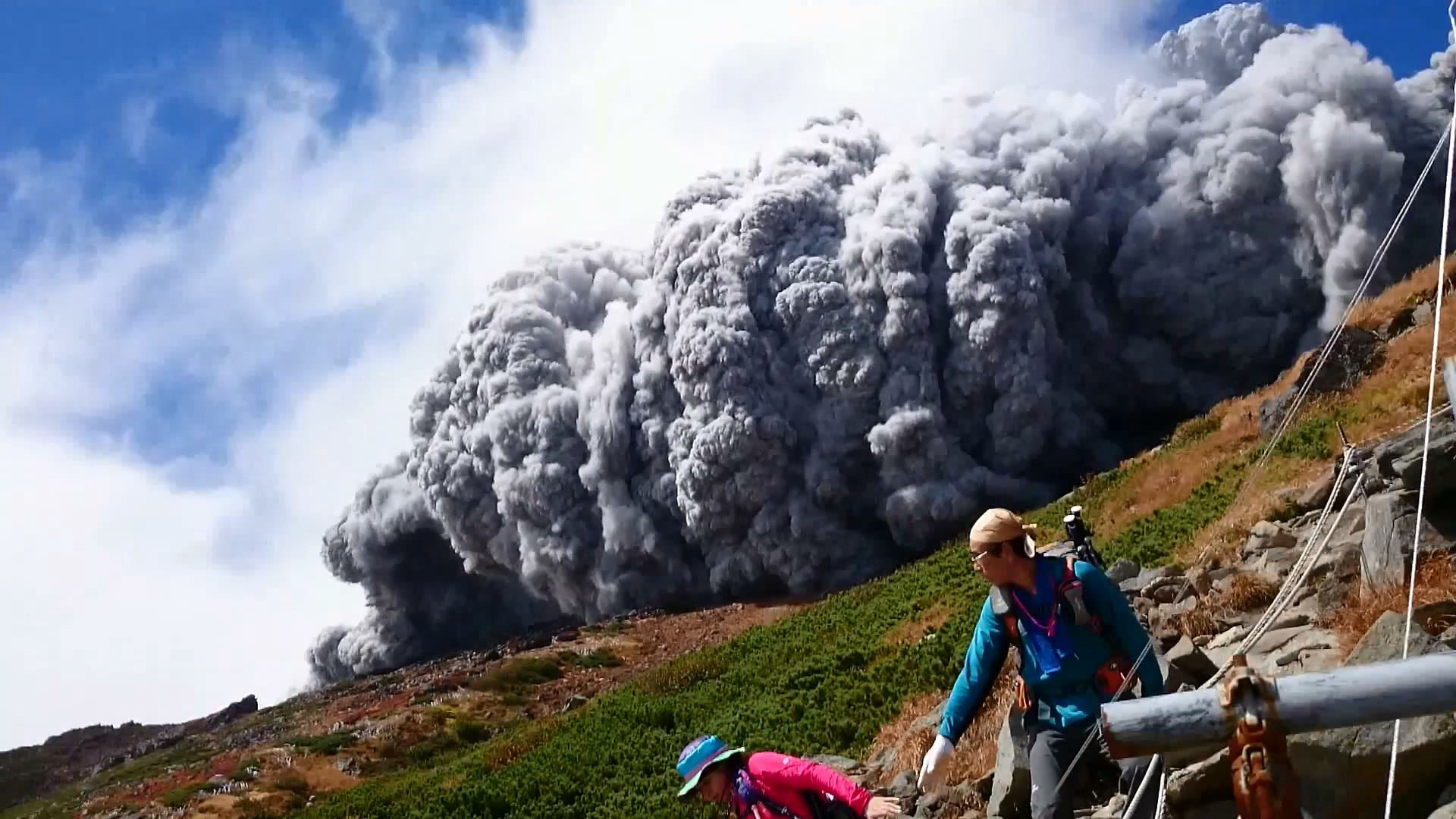 御嶽山が大噴火したまさにその直後の現地ムービーがyoutubeにアップされ公開中 Gigazine