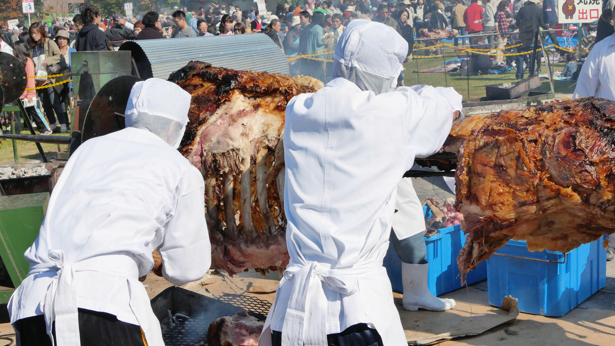 元祖 牛の丸焼き 3頭分 実に3600人前を食べに行ってきました Gigazine