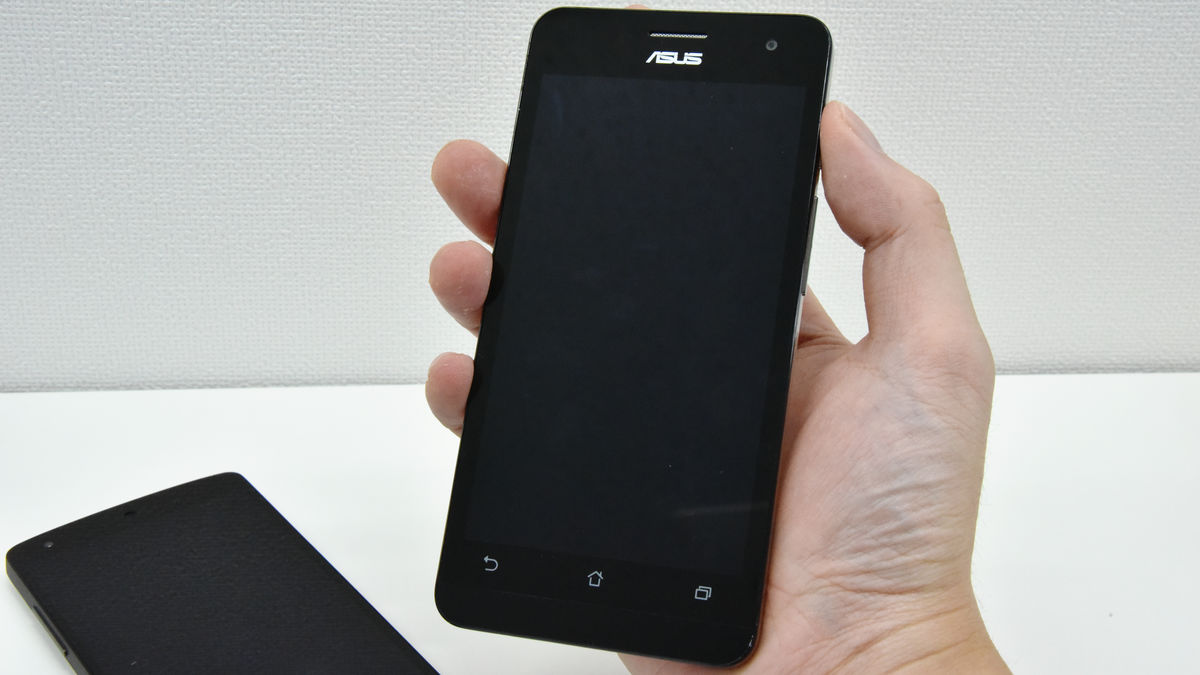5インチのsimフリースマートフォン Zenfone 5 を同サイズの Nexus 5 と比較してみた Gigazine