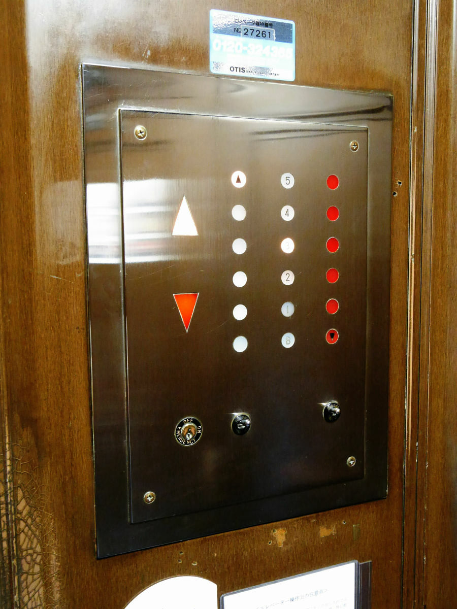 日本最古のエレベーターは完全手動操作で蛇腹式扉が開閉する度に大正時代へタイムスリップ Gigazine