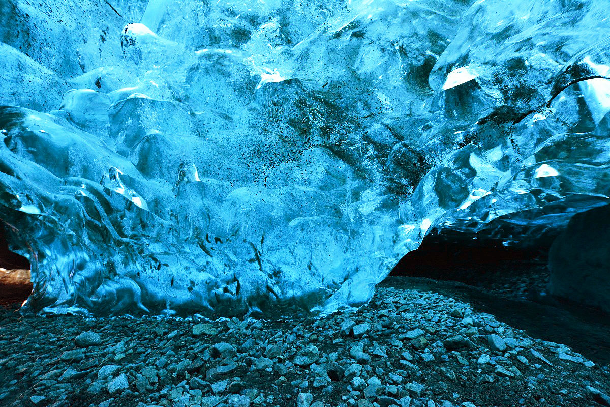 アイスランドにある氷の洞窟 スーパーブルーはまるでledのような青い輝き Gigazine