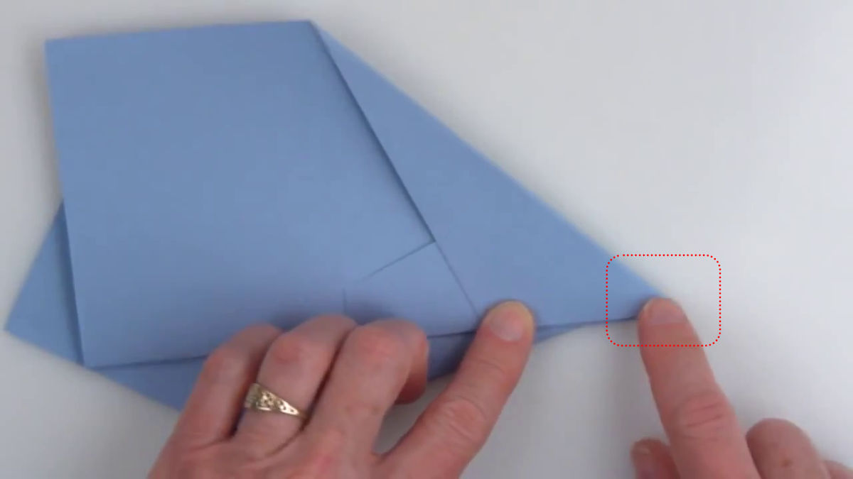 ギネス記録保持者が教える 世界で最も遠くまで飛んだ紙飛行機の折り方 Gigazine